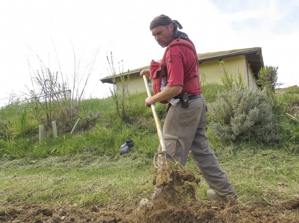 Robert mit Baby beim Arbeiten